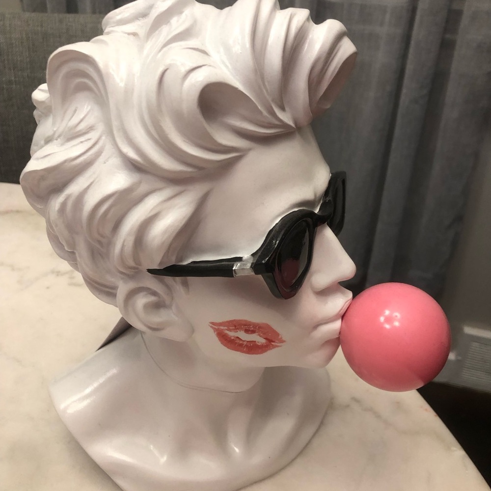 🖤 Sculpture Bust with Black Sunglasses and Pink Bubble 🖤 Cupcakes & Cashmere